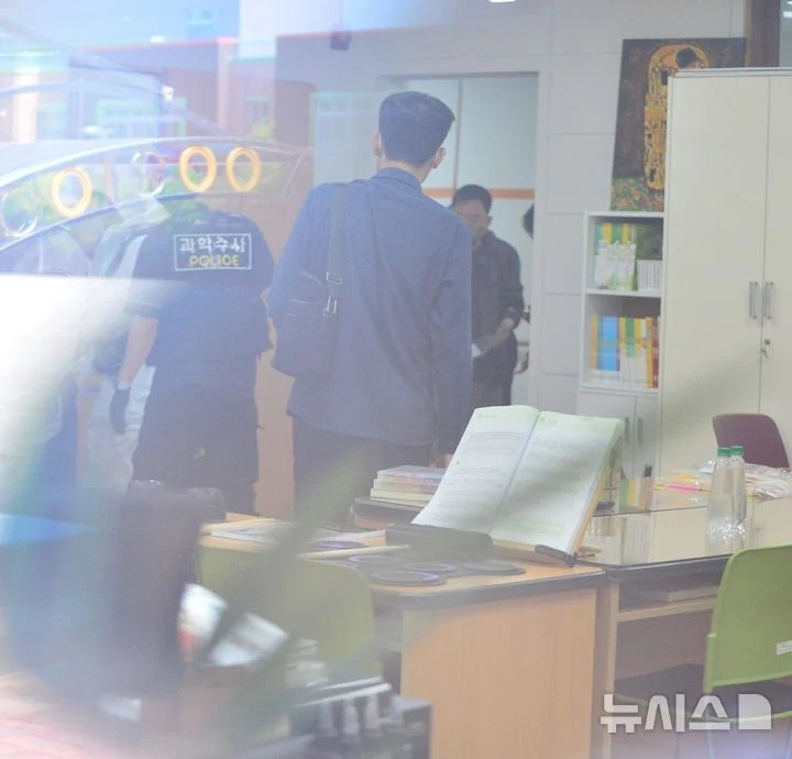 Vụ tấn công trường học này đã gây ra một làn sóng hoang mang và lo lắng trong cộng đồng phụ huynh. Ngay sau khi tin tức lan truyền, nhiều phụ huynh đã vội vàng chạy đến trường để tìm kiếm con cái. Sự lo lắng càng tăng lên khi họ không thể liên lạc được với con mình ngay lập tức, do theo quy định của trường, học sinh phải nộp điện thoại khi đến trường. Nhiều người, dù đang làm việc tại công ty, cũng không ngần ngại bỏ dở công việc để đến trường, thậm chí có người còn vội vã đạp xe đến.