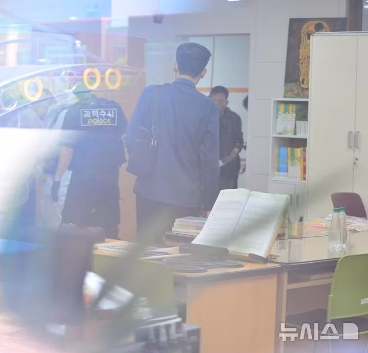 Vụ tấn công trường học này đã gây ra một làn sóng hoang mang và lo lắng trong cộng đồng phụ huynh. Ngay sau khi tin tức lan truyền, nhiều phụ huynh đã vội vàng chạy đến trường để tìm kiếm con cái. Sự lo lắng càng tăng lên khi họ không thể liên lạc được với con mình ngay lập tức, do theo quy định của trường, học sinh phải nộp điện thoại khi đến trường. Nhiều người, dù đang làm việc tại công ty, cũng không ngần ngại bỏ dở công việc để đến trường, thậm chí có người còn vội vã đạp xe đến.