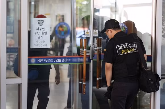 Các nhân viên bảo vệ trường đã cố gắng trấn an các phụ huynh, khẳng định rằng tất cả học sinh đều an toàn và đang ở trong lớp nghe giảng.