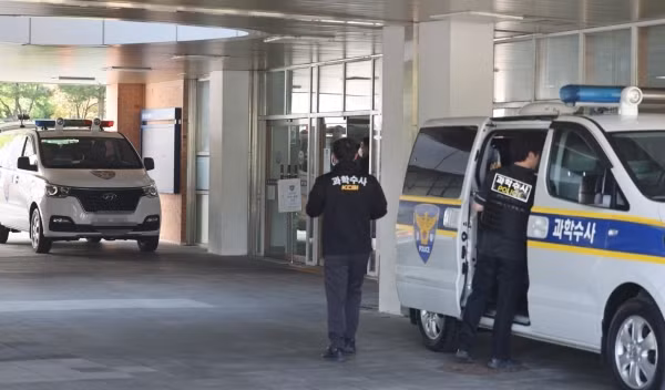 Một quan chức từ Sở Giáo dục tỉnh Chungcheong Bắc xác nhận rằng trường trung học đang tổ chức một cuộc họp khẩn cấp để làm rõ nguyên nhân đằng sau hành động của học sinh này. Việc nam sinh là học sinh đặc biệt được cho là một yếu tố cần được xem xét kỹ lưỡng trong quá trình điều tra.