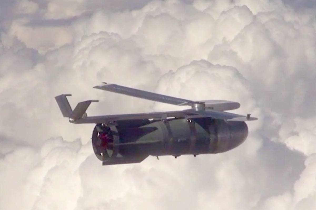 Đối với nhiệm vụ lần này, Su-34 được trang bị bom FAB-1500 và FAB-500 lắp bộ dụng cụ UMPK, giúp mở rộng phạm vi tác chiến. Lớp giáp buồng lái cũng được gia cố mang lại khả năng chống chịu trước các hệ thống phòng không của đối phương, cho phép tiêm kích này hoạt động trong môi trường có nguy cơ cao.