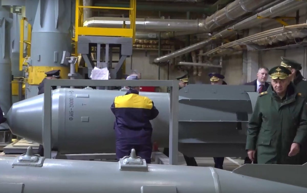 Đoạn video cho thấy, Nga đã sử dụng bom lượn FAB-1500 là một trong những loại bom mạnh nhất do Nga phát triển, nặng 1.500 kg. Với chiều dài khoảng 4m và đường kính 48cm, FAB-1500 mang theo đầu đạn nổ nặng khoảng 675 kg. Vỏ thép của bom nặng hơn 800 kg, có thể phân mảnh tối đa khi nổ, tạo ra các hố rộng tới 15m và xuyên thủng nhiều cấu trúc bê tông cốt thép. Ảnh X