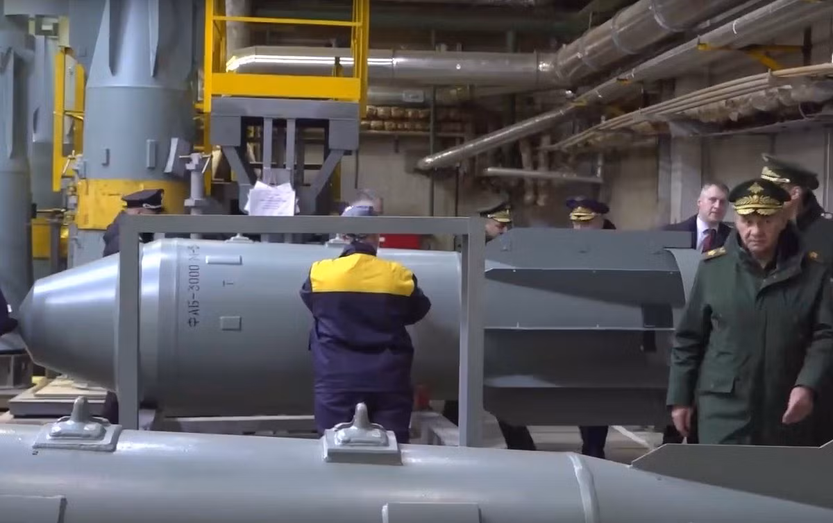 Đoạn video cho thấy, Nga đã sử dụng bom lượn FAB-1500 là một trong những loại bom mạnh nhất do Nga phát triển, nặng 1.500 kg. Với chiều dài khoảng 4m và đường kính 48cm, FAB-1500 mang theo đầu đạn nổ nặng khoảng 675 kg. Vỏ thép của bom nặng hơn 800 kg, có thể phân mảnh tối đa khi nổ, tạo ra các hố rộng tới 15m và xuyên thủng nhiều cấu trúc bê tông cốt thép. Ảnh X