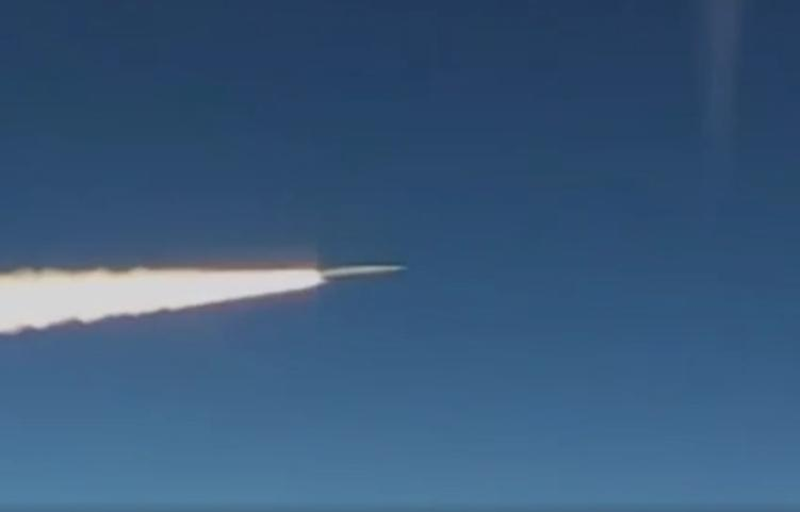 Ông Nikulin cho biết đây chắc chắn là loại vũ khí rất đắt đỏ. Theo ước tính của các chuyên gia phương Tây, giá của một tên lửa "Kinzhal" có thể lên đến vài triệu đô la. Dù vậy, ông vẫn nghĩ giá thực tế thấp hơn. Nếu đơn giản hóa, "Kinzhal" là phiên bản của tên lửa "Iskander". Ảnh: TASS