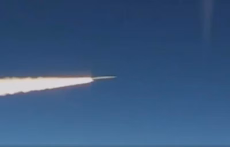 Ông Nikulin cho biết đây chắc chắn là loại vũ khí rất đắt đỏ. Theo ước tính của các chuyên gia phương Tây, giá của một tên lửa "Kinzhal" có thể lên đến vài triệu đô la. Dù vậy, ông vẫn nghĩ giá thực tế thấp hơn. Nếu đơn giản hóa, "Kinzhal" là phiên bản của tên lửa "Iskander". Ảnh: TASS