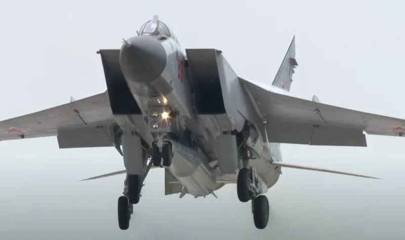 “Tuy nhiên, vì Nga không có nhiều Su-57, trong khi Tu-22 có đủ số lượng, nên việc hiện đại hóa chúng để sử dụng “Kinzhal” có ý nghĩa chiến lược đối với Nga. Nếu nói về số lượng tên lửa mà các máy bay Ng có thể mang, thì MiG-31 mang một tên lửa, Su-57, tôi nghĩ cũng vậy. Các máy bay ném bom chiến lược Tu-22 và Tu-160 mang được bốn tên lửa”, ông nói. Ảnh: Top War