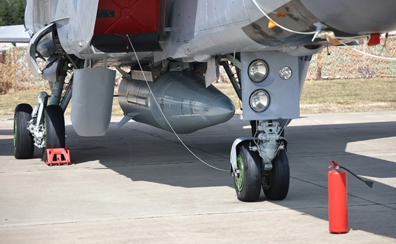 Xét về phạm vi hoạt động, Kinzhal được cho là có tầm bắn tối đa khoảng 2.000 km, mặc dù một số nguồn tin cho rằng tên lửa này có khả năng bay xa hơn nữa trong điều kiện tối ưu. Ảnh: TASS