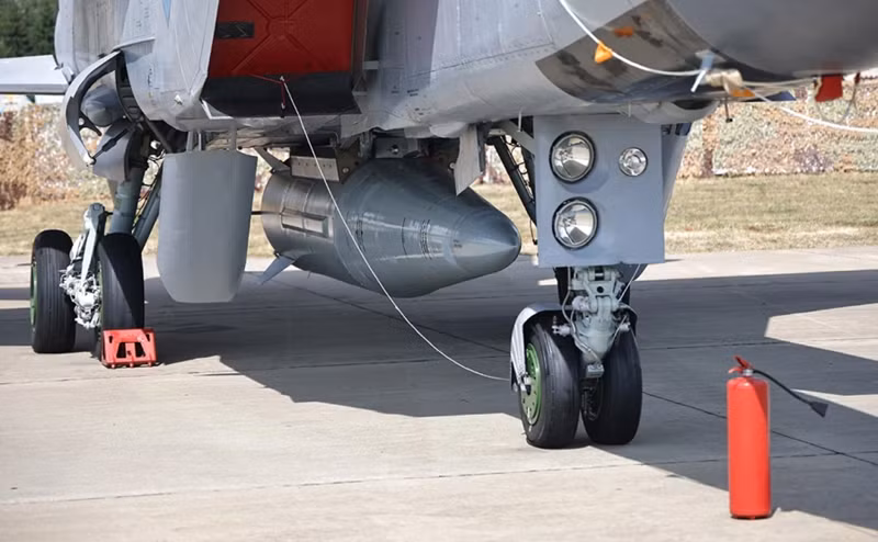 Xét về phạm vi hoạt động, Kinzhal được cho là có tầm bắn tối đa khoảng 2.000 km, mặc dù một số nguồn tin cho rằng tên lửa này có khả năng bay xa hơn nữa trong điều kiện tối ưu. Ảnh: TASS