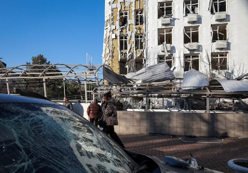 Đồng thời, theo NBC News, Bộ Ngoại giao Mỹ dự định ngừng hỗ trợ Ukraine trong việc tái thiết và sửa chữa cơ sở hạ tầng năng lượng. Cần biết rằng trong ba năm qua, các cơ sở năng lượng của Ukraine đã liên tục bị quân đội Nga tấn công nhiều lần, trong khi Mỹ và châu Âu không ngừng hỗ trợ tái thiết và sửa chữa, nhờ đó Ukraine vẫn chưa bị mất điện hoàn toàn. Ảnh minh họa: Reuters