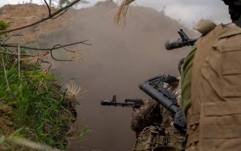 Trên thực tế, quân đội Ukraine ở khu vực này đã không còn đủ lực lượng dự bị để chống lại hiệu quả đà tiến công của quân đội Nga. Theo TASS, số lượng viện binh, trang thiết bị và đạn dược mà Ukraine vận chuyển đến Kursk đã giảm đi hàng chục lần, do các máy bay không người lái (UAV) của Nga đã hoàn toàn kiểm soát tuyến hậu cần của Ukraine. Ảnh: Bộ Tổng tham mưu quân đội Ukraine