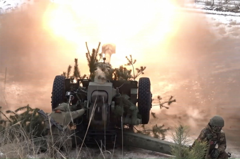 Ngoài ra, quân đội Nga gần như đã kiểm soát được Lebedevka và đang chuẩn bị tiến công vào tuyến hậu cần duy nhất của quân đội Ukraine ở phía bắc. Nếu tuyến đường này bị cắt đứt, lực lượng Ukraine ở phía bắc sẽ đối mặt với nguy cơ bị bao vây kép. Ảnh: Bộ Quốc phòng Nga