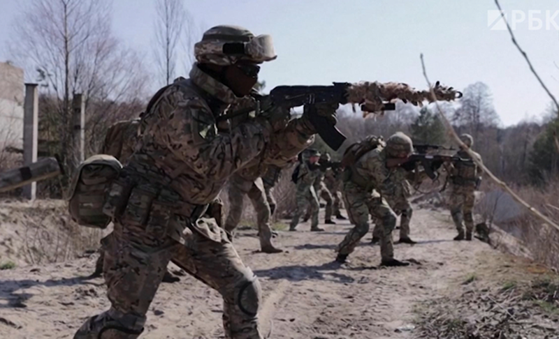 Lý do quân Nga có thể tiếp tục tấn công tại đây là nhờ triển khai kịp thời lực lượng thuộc Lữ đoàn cơ giới số 15 để thay thế cho Lữ đoàn 55, vốn đã chịu tổn thất nặng nề. Trong khi đó, ở phía đông nam Pokrovsk, quân đội Ukraine đã tiến hành một cuộc phản công, đột nhập vào khu vực phía đông Dachinske, đẩy quân Nga rời xa hơn khỏi Lysivka. Ảnh: RBC