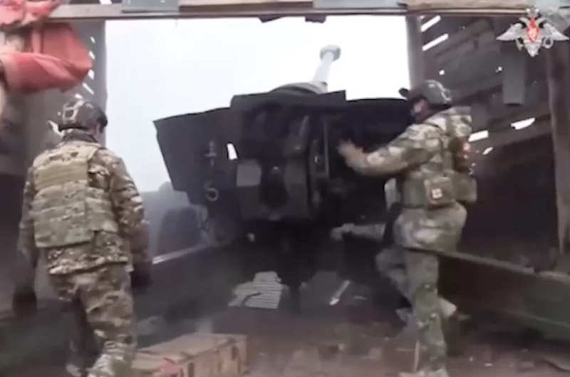 Pishchane nằm ở phần sườn nhô ra của Nga tại phía tây nam Pokrovsk. Nếu khu vực này bị Ukraine chiếm giữ, phần nhô ra sẽ có nguy cơ bị cắt đứt. Phía Nga nhận định rằng, nếu Pishchane bị xuyên thủng, quân đội Ukraine có thể sẽ tiếp tục tấn công sang phía đối diện của phần nhô, cụ thể là khu vực Novotroitske. Ảnh: Bộ Quốc phòng Nga