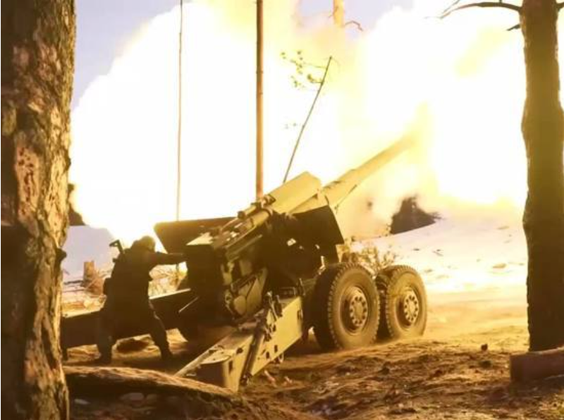 Đồng thời, quân đội Nga đã nối lại đà tiến công tại Udachne lân cận. Sau vài ngày giao tranh bằng pháo binh, Nga đã giành lại ga tàu hỏa ở phía đông ngôi làng và tiến thêm hơn 100 mét về phía tây, chiếm được một nửa khu vực phía đông của Udachne. Ảnh: Bộ Quốc phòng Nga