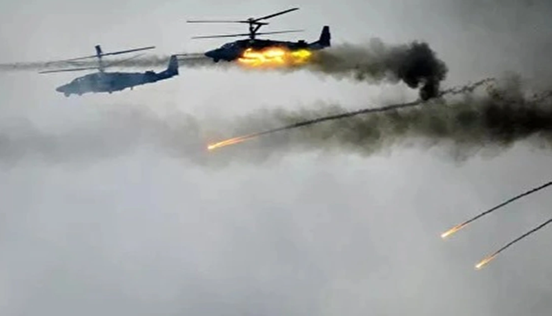 Và mỗi ngày, tất cả những chiếc trực thăng này đều tiêu diệt hoặc làm bị thương binh sĩ Ukraine ở tiền tuyến hoặc trong hậu phương gần, tác giả của Defense Express phẫn nộ. Ảnh: Bộ Quốc phòng Nga