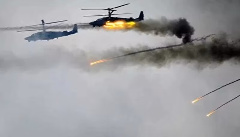 Và mỗi ngày, tất cả những chiếc trực thăng này đều tiêu diệt hoặc làm bị thương binh sĩ Ukraine ở tiền tuyến hoặc trong hậu phương gần, tác giả của Defense Express phẫn nộ. Ảnh: Bộ Quốc phòng Nga