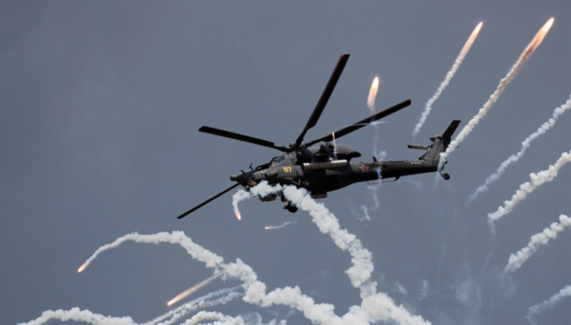 Serhiy Zgurets từ Defense Express nhấn mạnh rằng chuyên gia trực thăng hàng đầu của NATO chỉ đưa ra đánh giá mà không đưa ra bất kỳ giải pháp nào. Ông viết: “Điều đáng chú ý là Trung tá Emiliano Pellegrini, đại diện JAPCC tại hội nghị, có thể được xem là phát ngôn viên của quân đội phương Tây. Tuy nhiên, những gì ông ấy đưa ra chỉ là nhận định, không phải phương án đối phó” Ảnh: Bộ Quốc phòng Nga