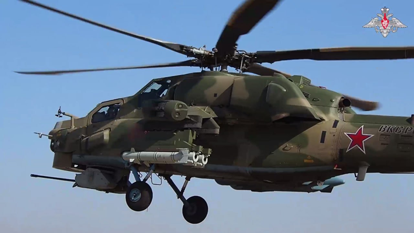 "Mặc dù có từ 'nhẹ' trong tên gọi, nhưng nó nặng gấp đôi so với các tổ hợp chống tăng truyền thống của Nga như 9M120 'Ataka' hay 9M123 'Chrysanthemum'. Phạm vi tấn công của nó lên tới 14,5 km, gấp đôi so với các loại tên lửa chống tăng trước đây của Nga”, ông Zgurets than thở. Ảnh: Bộ Quốc phòng Nga