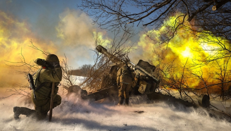 Ông cho rằng Ukraine cần nhanh chóng huy động toàn dân sẵn sàng cho chiến tranh và mở rộng sản xuất tên lửa, máy bay không người lái. Rõ ràng, trong nội bộ Ukraine có không ít người không chấp nhận ngừng bắn vĩnh viễn. Trong khi đó, Nga chắc chắn sẽ không để Ukraine có thời gian chuẩn bị chiến tranh, vì vậy để có thể ngừng bắn, điều kiện tiên quyết là phải đạt được hòa bình lâu dài. Ảnh: TASS