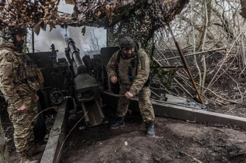 Tính đến ngày 28/2/2025, tiền tuyến đang trở nên căng thẳng hơn do các cuộc đàm phán hòa bình, khi cả Nga và Ukraine đều muốn giành càng nhiều lãnh thổ càng tốt trước khi đàm phán diễn ra, đặc biệt là tại chiến trường Donetsk. Tại đây, quân Ukraine đã phát động một cuộc phản công có thể là lớn nhất trong gần một năm qua, tấn công dọc theo chiến tuyến kéo dài hàng trăm km từ Chasiv Yar đến Toretsk. Ảnh: Anadolu Agency