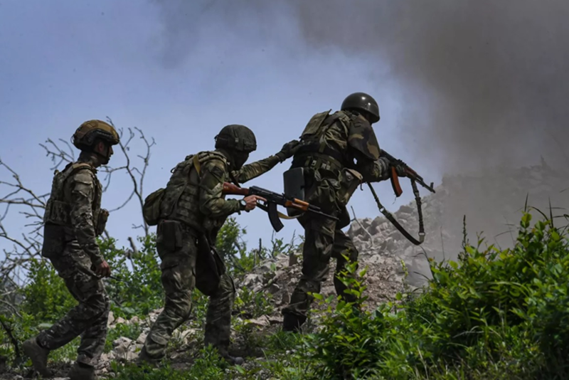 Trong khi đó, cuộc tấn công vào cực bắc của đã bắt đầu từ đầu năm. Với sự hỗ trợ của không quân, máy bay không người lái và mìn chống tăng TM-62, lực lượng Nga đã tiến về các khu dân cư Severny và Desyaty. Đến cuối tháng 1, quân đội Nga đã tiến đến vùng ngoại ô khu vực Zapadny, tiêu diệt sinh lực và trang thiết bị của đối phương ở phía bắc đường sắt. Ảnh: Sputnik