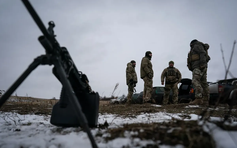 Mặc dù cuộc đàm phán hòa bình do Tổng thống Mỹ Donald Trump thúc đẩy ban đầu có vẻ diễn ra suôn sẻ, nhưng khả năng Nga và Ukraine nhanh chóng ngừng bắn vẫn rất thấp. Ngày 27/2, Chủ tịch Ủy ban Dự bị Quân đội Ukraine, Ivan Tymochko, tuyên bố: "Nếu ngừng bắn, Kyiv nên tận dụng vài năm đình chiến để chuẩn bị cho giai đoạn chiến tranh tiếp theo." Ảnh: Anadolu Agency