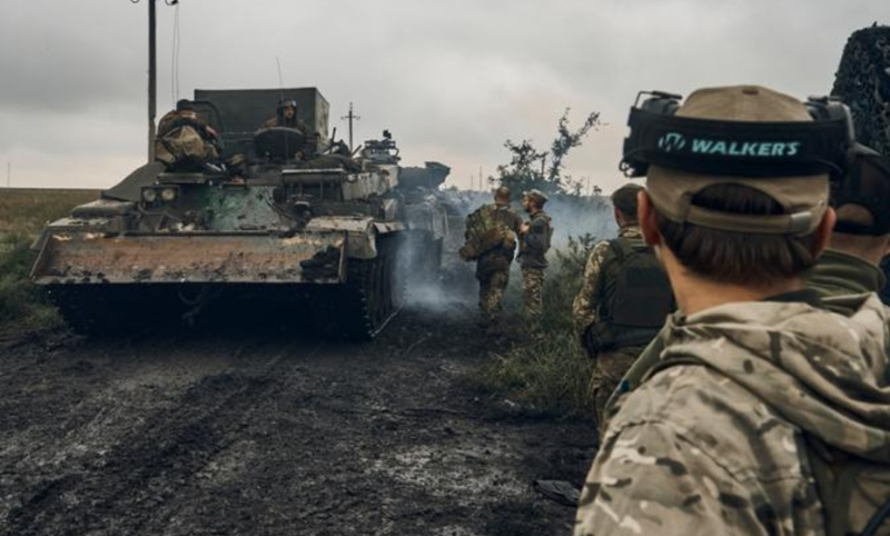 Quân đội Ukraine cũng đang tổ chức phản công dọc theo phía bên trái của con đường này, cụ thể là trên tuyến Zhurovka - Basvka, nhằm đẩy quân Nga ra xa. Ngoài ra, Ukraine còn có kế hoạch thiết lập một “mạng lưới phòng thủ UAV” trên đoạn đường thuộc Sumy, giúp phương tiện di chuyển an toàn. Cơ chế này tương tự như hệ thống “hành lang bảo vệ” mà Nga đã xây dựng ở Donetsk. Ảnh: TASS