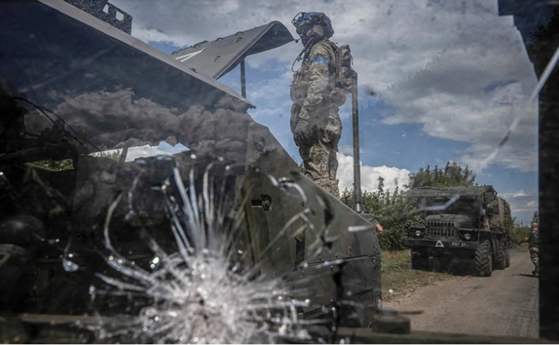 Tuy nhiên, do các cây cầu trên đường cao tốc đã bị phá hủy, quân Nga không thể tiến công thành công, còn Ukraine đang chuẩn bị thiết lập một phòng tuyến dọc theo sông Loknya. Ngoài ra, quân Nga cũng đang cố gắng tiến dọc theo tuyến đường 38K-030 ở phía nam Lebedevka. Nhưng sau khi di chuyển một đoạn, họ phát hiện ra khu vực này có quá nhiều mìn nên buộc phải tiến hành rà phá trước khi tiếp tục tiến công. Ảnh: Reuters