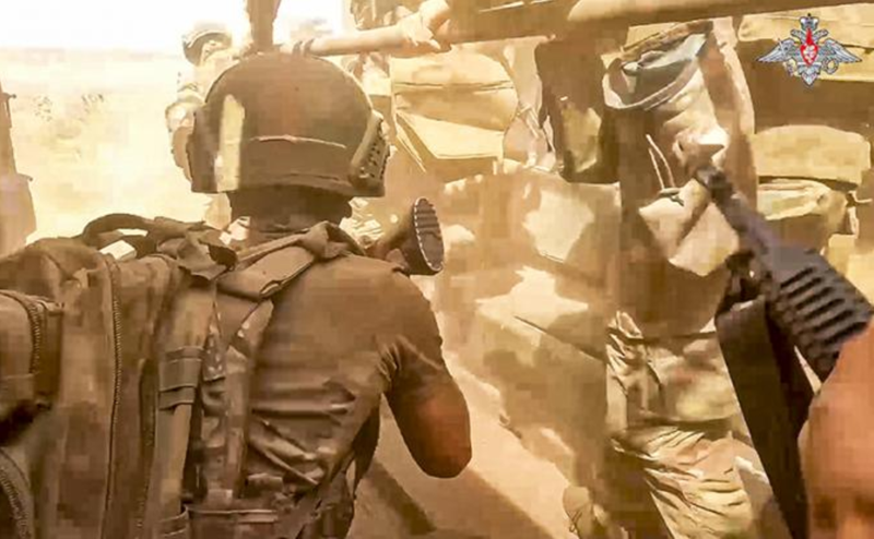 Về phía Ukraine, Tổng tư lệnh quân đội Ukraine, Oleksandr Syrskyi, đã đến Sumy để trực tiếp chỉ huy “trận chiến phòng thủ Sudzha”. Ông đã điều động thêm nhiều máy bay không người lái (UAV) và lực lượng tác chiến điện tử đến Kursk và Sumy, với mục tiêu giành lại quyền kiểm soát tuyến đường cao tốc nối Sumy với Sudzha, hiện đang nằm dưới sự kiểm soát hoàn toàn của các nhóm UAV Nga. Ảnh: Bộ Quốc phòng Nga