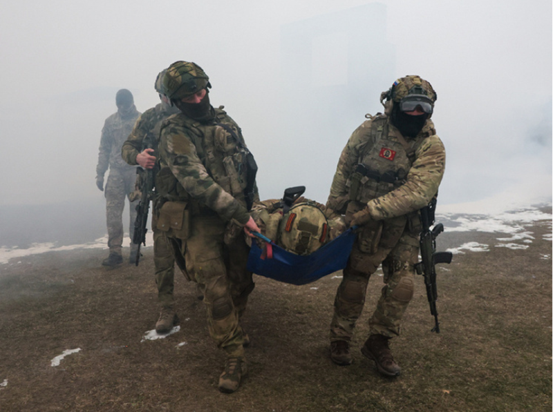 Chỉ trong vòng một ngày một đêm, quân đội Nga đã kiểm soát hoàn toàn khu vực này. Rất nhiều binh sĩ Ukraine chưa kịp rút lui, họ đã từ bỏ kháng cự và ẩn náu trong rừng hoặc các khu vực hẻo lánh. Hiện tại, quân đội Nga đang truy lùng họ. Một số binh sĩ Ukraine thông minh hơn thì chọn cách ngồi yên tại chỗ, chờ quân Nga đến. Ảnh: Global Look Press