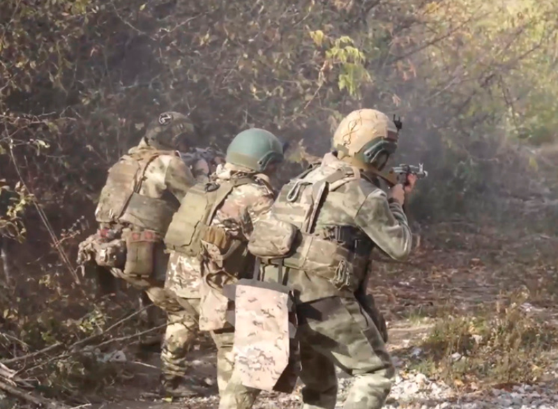 Theo quan sát viên Yuri Podolyaka, quân đội Nga hiện đang thực hiện hai nhiệm vụ. Nhiệm vụ đầu tiên là dọn dẹp và củng cố kết quả đạt được. Trong ba ngày qua, quân đội Nga đã tiến công quá nhanh, đặc biệt là khu vực dài 10 km, rộng 5 km từ Malaya Locknya đến Kazachya Locknya. Ảnh: Bộ Quốc phòng Nga