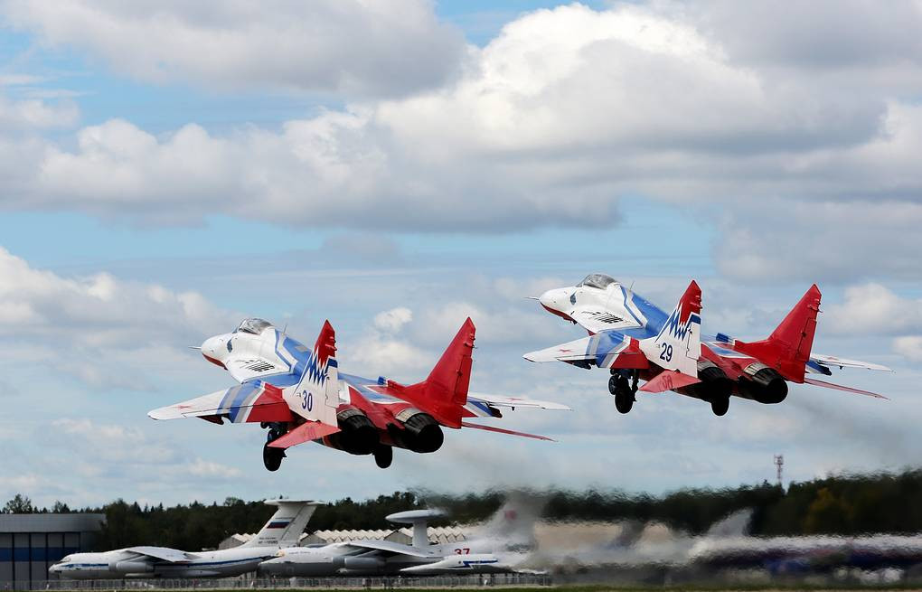 Quân đội Ai Cập đã đầu tư mạnh vào không quân với việc đặt mua 50 tiêm kích MiG-29 thế hệ thứ tư từ Nga. Những chiếc tiêm kích này, với khả năng tác chiến đa nhiệm, được kỳ vọng sẽ tăng cường đáng kể sức mạnh không quân, đáp ứng các yêu cầu về phòng thủ và tấn công trong các tình huống phức tạp.