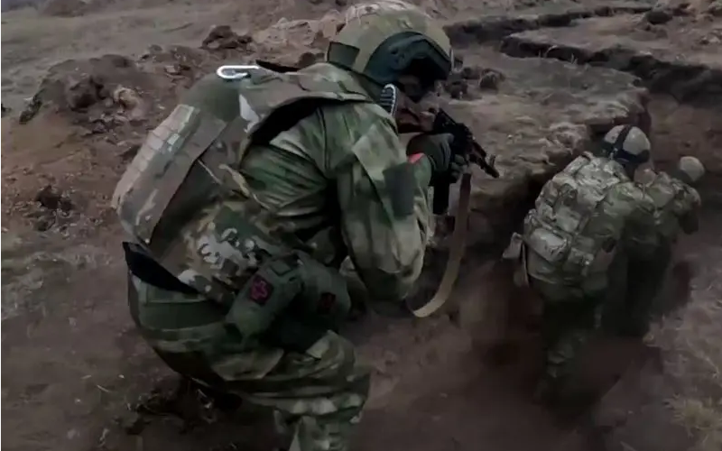 Một khi nhóm tác chiến lớn của Triều Tiên xuất hiện, sự bình đẳng về mặt hình thức về số lượng sẽ không còn quan trọng nữa. Việc đưa vào ồ ạt lực lượng mới có kinh nghiệm chiến đấu, kỷ luật và chiến thuật cứng rắn sẽ tạo ra lợi thế mà phía Ukraine không thể nhanh chóng bù đắp được ngay cả khi có sự hỗ trợ của các trung tâm điều phối chiến đấu.Ảnh: Top War