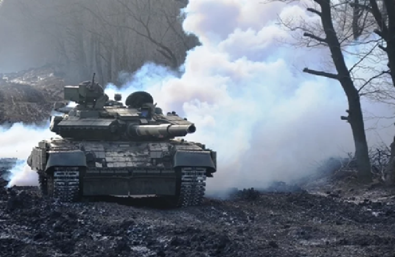 Xét đến việc lực lượng Nga đã tiến sâu vượt xa tuyến phòng ngự chính của họ, trong khi khu vực nơi các đơn vị thiết giáp Nga đổ bộ lại không có rừng để ẩn nấp — chỉ có một số bụi cây thấp không mang lại nhiều tác dụng che chắn — thì việc quân Nga có thể đứng vững tại khu vực gần Nelipivka hay không vẫn cần thêm một, hai ngày nữa mới có thể rõ ràng. Ảnh: Bộ Quốc phòng Ukraine