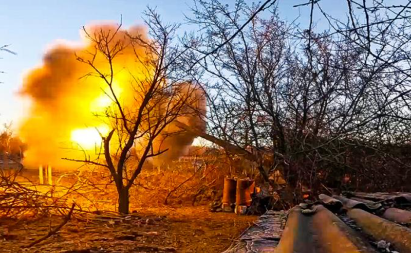 Giao tranh giữa Nga và Ukraine đang ngày càng trở nên khốc liệt hơn. Hiện tại, quân đội Nga gần như đang mở cuộc tấn công dọc theo toàn bộ chiến tuyến — dài hơn 1.000 km — và chiến sự đang diễn ra ở khắp nơi, pháo kích dữ dội không ngớt. Ảnh: TASS