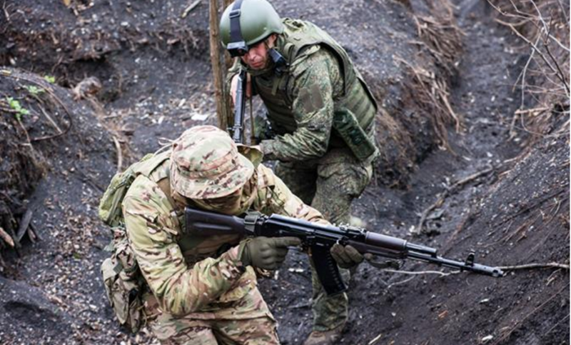Tiếp theo, quân Nga đang chiến đấu tại làng Troitske và đã chiếm được cứ điểm lớn nhất của quân Ukraine ở đó - một trường học. Trường này chỉ cách làng Horikhove khoảng 300 mét, và phía tây của làng là khu vực Dnipropetrovsk. Ảnh: TASS