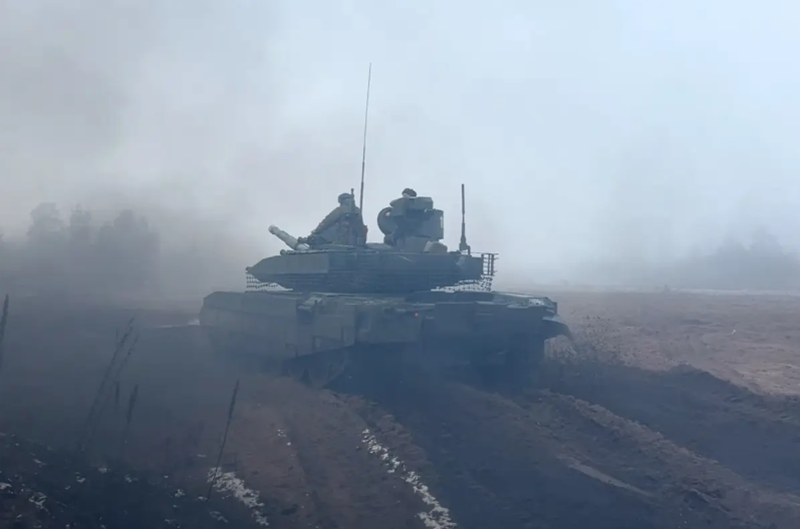 Điều này khiến quân đội Ukraine bất ngờ, họ không ngờ quân Nga lại dám tiến sâu vào phòng tuyến của Ukraine mà chưa chiếm được khu vực Illinivka. Video được lan truyền trên mạng cho thấy, khi quân đội Nga tiến hành cuộc tấn công dọc theo tuyến đường, họ đã bị quân Ukraine tấn công, vì vậy hiện chưa rõ liệu tuyến đường sau lưng của quân Nga có còn thông suốt hay không. Ảnh: Top War