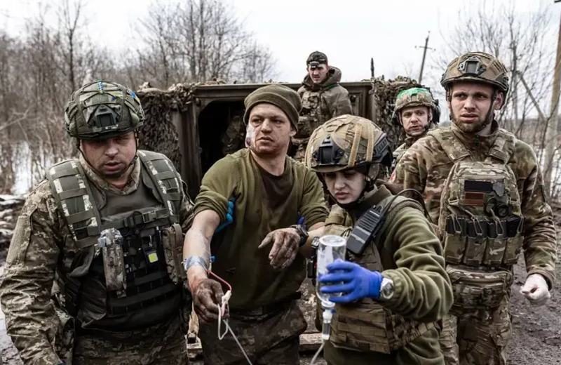 Báo cáo chiến sự mới nhất từ Bộ Quốc phòng Nga cho biết, trong tuần qua, tổng thương vong của quân đội Ukraine trên các hướng chiến đấu vào khoảng 11.000 người. Còn theo dữ liệu phía Ukraine, số lần tấn công mỗi ngày của Nga đã tăng gấp đôi. Những con số này cho thấy quy mô của cuộc chiến đang ngày càng mở rộng và mức độ ác liệt ngày càng gia tăng. Ảnh: Top War