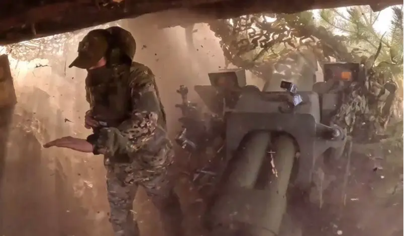 Hiện tại, lực lượng chủ lực của Nga buộc phải nhanh chóng tìm cách đột phá khu vực Illinivka, giành quyền kiểm soát tuyến đường T0516, rồi tiến nhanh về phía Nelipivka để chi viện cho đơn vị cảm tử đang chiến đấu ở đó. Nếu quân Nga thành công chiếm được Nelipivka, thì tuyến phòng ngự của quân đội Ukraine ở khu vực đông nam Kostyantynivka sẽ đứng trước nguy cơ sụp đổ trên diện rộng. Ảnh: TASS