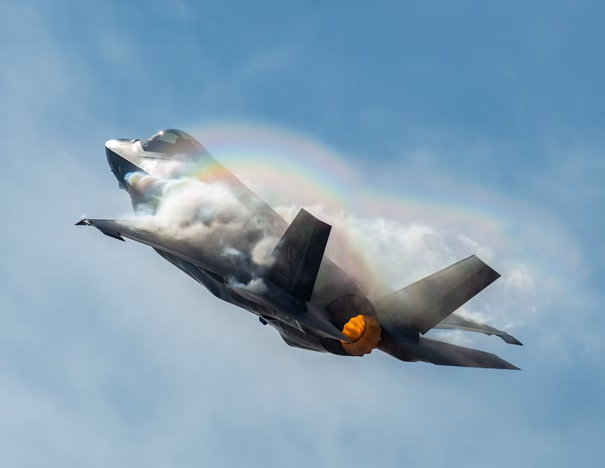 F-35 được quảng bá với những tính năng vượt trội như khả năng tàng hình, hệ thống điện tử tiên tiến và tính linh hoạt cao. Tuy nhiên, trong trình phát triển, máy bay này đã gặp phải nhiều vấn đề kỹ thuật nghiêm trọng.