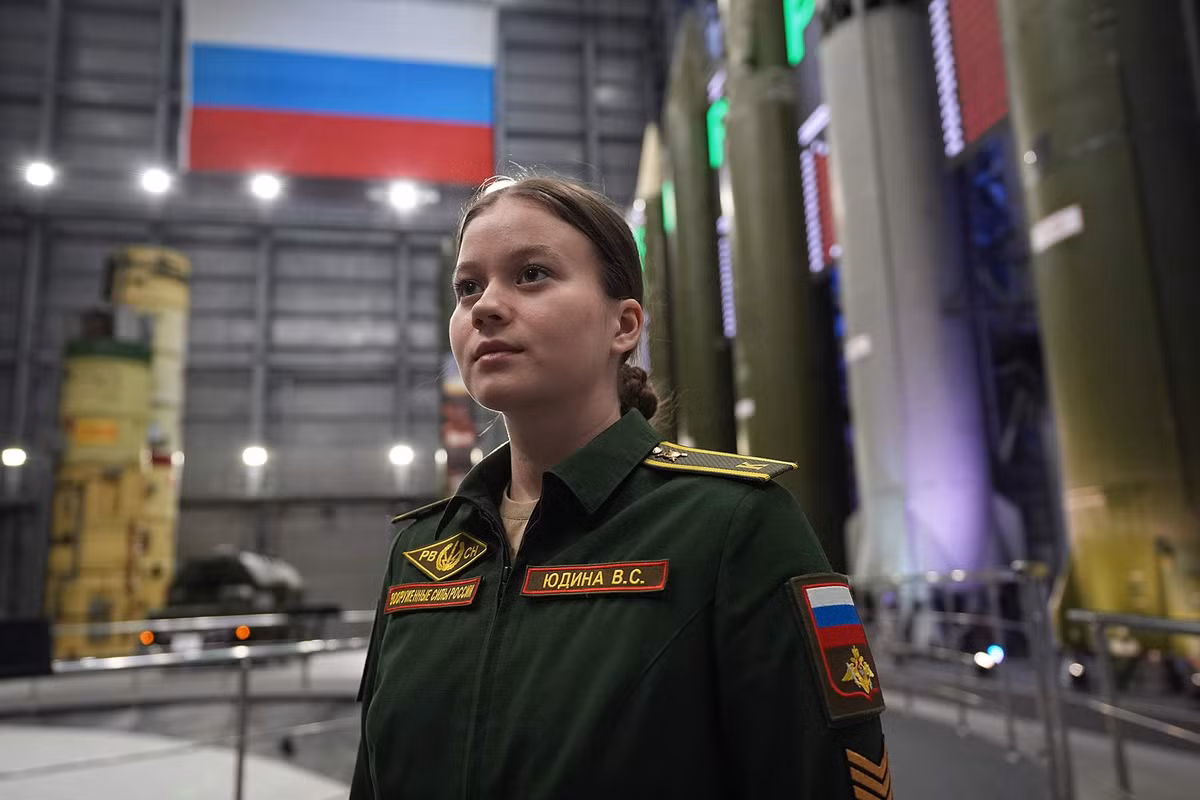 Bong hong thep trong quan doi Nga: Ve dep kien cuong giua lua dan-Hinh-11