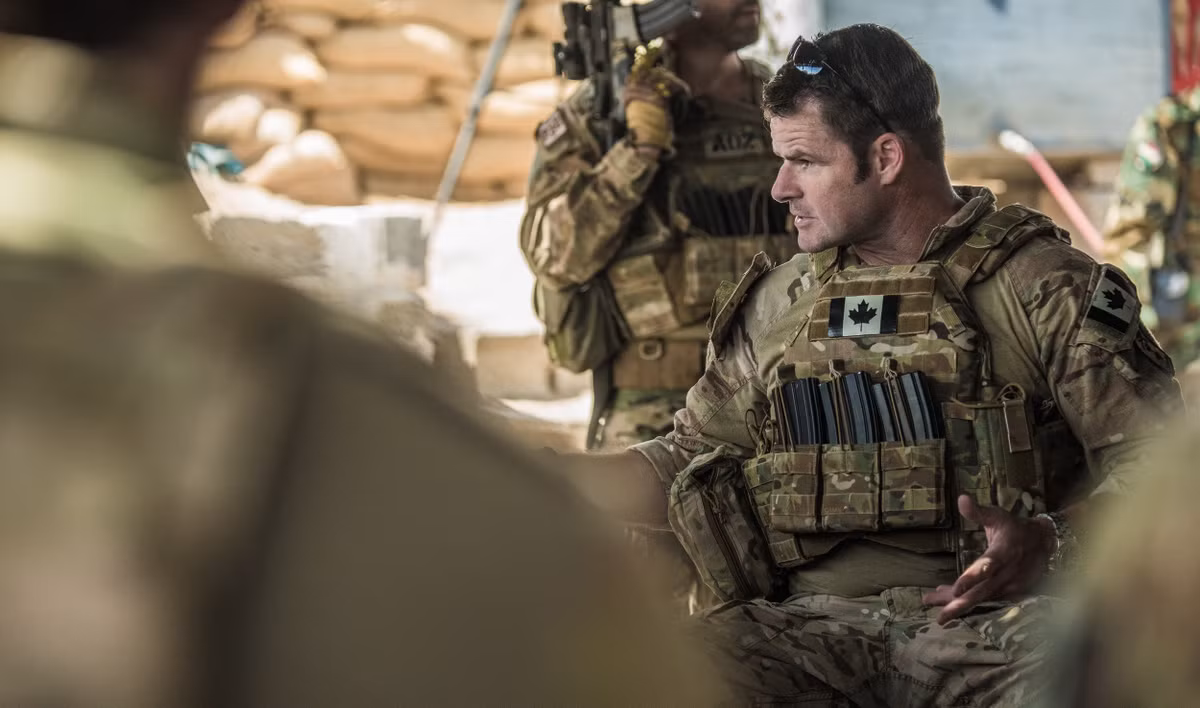 Thành viên của JTF2 trải qua quá trình tuyển chọn và huấn luyện khắt khe, bao gồm các kỹ năng như cận chiến, bắn tỉa, nhảy dù, lặn và tác chiến trong môi trường đô thị. Đơn vị được trang bị các thiết bị hiện đại, phù hợp với đa dạng nhiệm vụ, từ vũ khí cá nhân đến phương tiện di chuyển chuyên dụng.