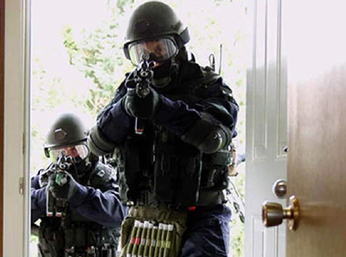 Trước khi JTF2 ra đời, Đội Phản ứng Khẩn cấp Đặc biệt (Special Emergency Response Team - SERT) của Cảnh sát Hoàng gia Canada (RCMP) đảm nhận nhiệm vụ chống khủng bố. Tuy nhiên, sau khi SERT giải thể, JTF2 được thành lập để tiếp quản và mở rộng các nhiệm vụ này.