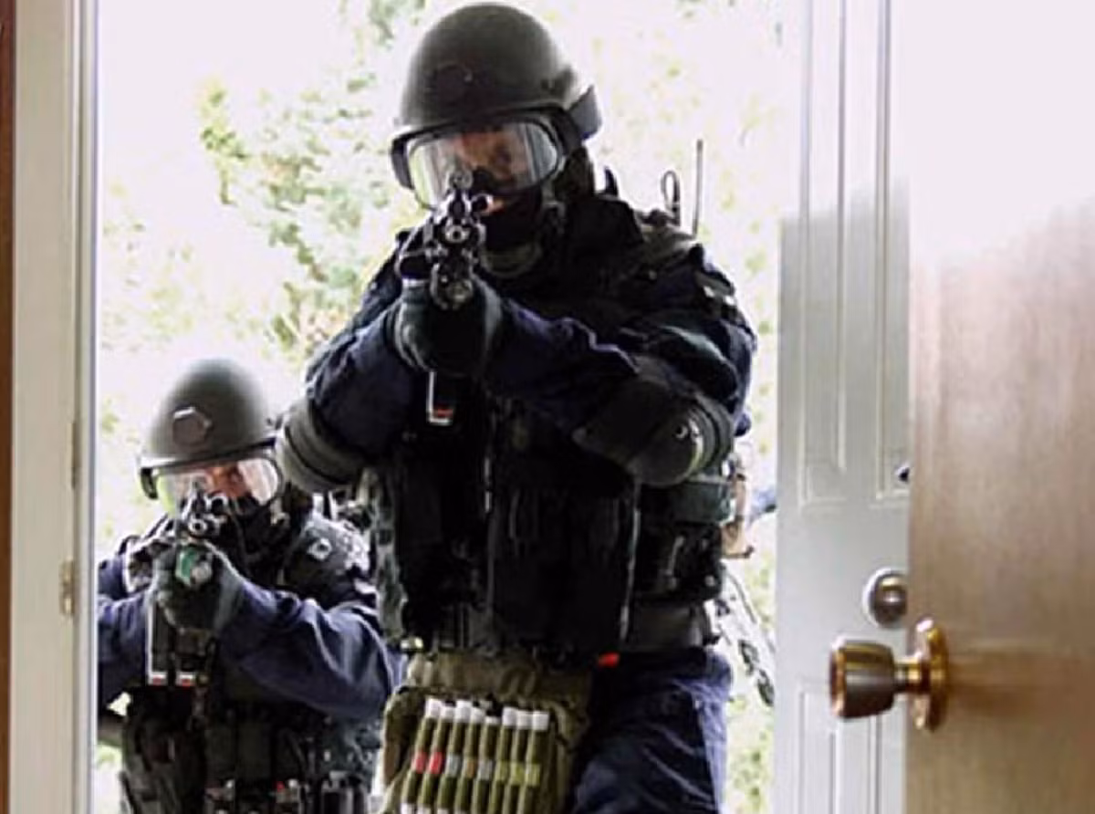 Trước khi JTF2 ra đời, Đội Phản ứng Khẩn cấp Đặc biệt (Special Emergency Response Team - SERT) của Cảnh sát Hoàng gia Canada (RCMP) đảm nhận nhiệm vụ chống khủng bố. Tuy nhiên, sau khi SERT giải thể, JTF2 được thành lập để tiếp quản và mở rộng các nhiệm vụ này.