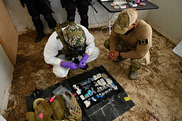 Ban đầu, đơn vị bao gồm khoảng 100 thành viên, chủ yếu tuyển chọn từ các trung đoàn bộ binh và dù của Quân đội Canada. Trải qua thời gian, JTF2 đã mở rộng quy mô và nâng cao năng lực, trở thành lực lượng đặc nhiệm tinh nhuệ với khoảng 300 nhân sự. Đơn vị này đặt trụ sở tại Trung tâm Huấn luyện Đồi Dwyer, gần Ottawa, với cơ sở vật chất hiện đại phục vụ cho việc huấn luyện và triển khai nhiệm vụ.