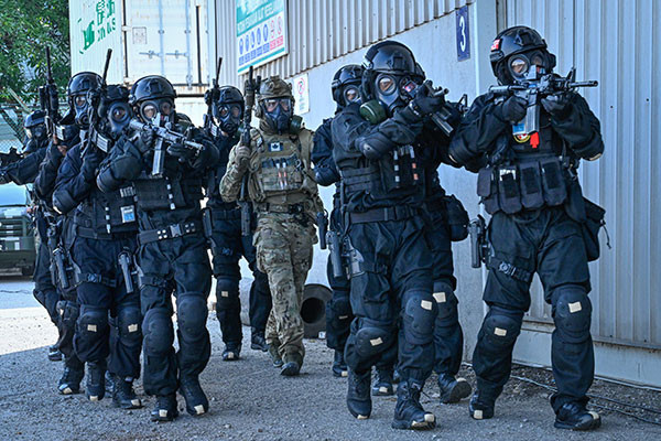 JTF2 được tổ chức thành các đội chuyên trách, bao gồm đội bắn tỉa, đội tấn công và các bộ phận hỗ trợ kỹ thuật. Nhiệm vụ chính của đơn vị bao gồm: thực hiện các hoạt động nhằm ngăn chặn và đối phó với các mối đe dọa khủng bố đối với Canada và công dân nước này; triển khai các chiến dịch giải cứu con tin trong các tình huống nguy cấp; thu thập thông tin tình báo trong các khu vực nguy hiểm hoặc khó tiếp cận; đảm bảo an ninh cho các quan chức cấp cao và các sự kiện quan trọng.