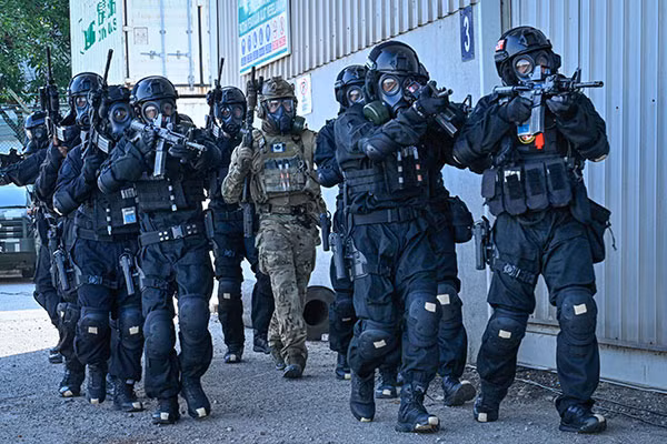 JTF2 được tổ chức thành các đội chuyên trách, bao gồm đội bắn tỉa, đội tấn công và các bộ phận hỗ trợ kỹ thuật. Nhiệm vụ chính của đơn vị bao gồm: thực hiện các hoạt động nhằm ngăn chặn và đối phó với các mối đe dọa khủng bố đối với Canada và công dân nước này; triển khai các chiến dịch giải cứu con tin trong các tình huống nguy cấp; thu thập thông tin tình báo trong các khu vực nguy hiểm hoặc khó tiếp cận; đảm bảo an ninh cho các quan chức cấp cao và các sự kiện quan trọng.