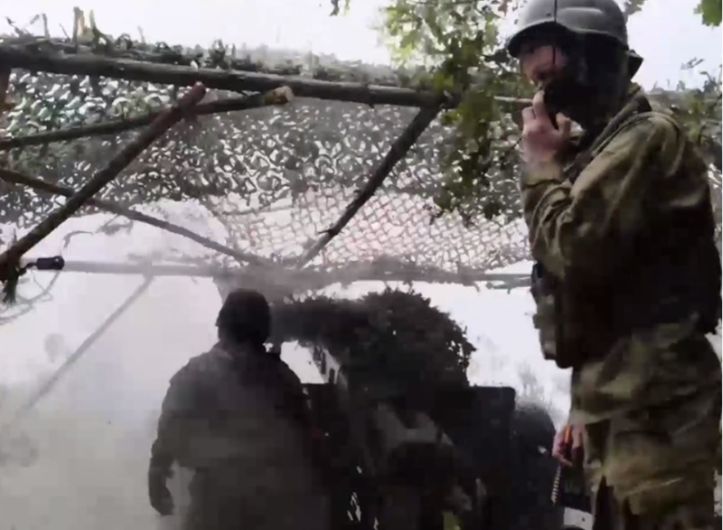 Trong tình huống này, quân đội Nga bắt đầu sử dụng chiến thuật đội hình nhỏ do bộ binh dẫn đầu. Những nhóm này sẽ phân tán và tấn công dọc theo tuyến phòng thủ kéo dài. Họ có thể di chuyển bằng đường bộ, đi mô tô hoặc xe cơ giới hạng nhẹ, lao về phía trước cho đến khi chạm vào phòng tuyến của Ukraine, sau đó tiến hành tấn công. Ảnh: Bộ Quốc phòng Nga