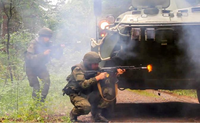 Theo báo cáo của tờ Forbes (Mỹ), lý do quân đội Ukraine có thể chiếm được khu vực này là do họ áp dụng chiến thuật tấn công tương tự quân đội Nga, tức là sử dụng bộ binh làm lực lượng chủ đạo, kết hợp với các phương tiện cơ giới di chuyển nhanh để trinh sát trước khi tấn công. Chiến thuật này nghe thì đơn giản nhưng thực hiện lại vô cùng khó khăn. Ảnh: TASS