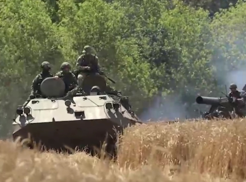 Quá trình này sẽ tiếp diễn cho đến khi tìm ra được vị trí mà quân Ukraine không thể phòng thủ vững chắc, sau đó Nga sẽ điều thêm binh lực để mở ra một đột phá khẩu, cuối cùng phá vỡ phòng tuyến. Do quân đội Nga có ưu thế về nhân lực gấp ba lần hoặc thậm chí hơn ở nhiều khu vực trên chiến trường, họ có đủ khả năng để duy trì chiến thuật này, và nó thường mang lại hiệu quả cao. Ảnh: Bộ Quốc phòng Nga